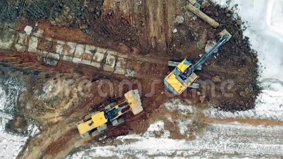 施工现场的重型机械工业拖拉机挖掘机工作在一个职业与沙子视频的预览图
