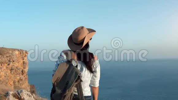 在日落时分海皮斯特旅行的女性在山顶上微笑着漫步视频的预览图