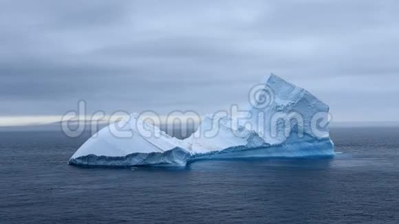 美丽的蓝色冰山漂浮在南极洲视频的预览图
