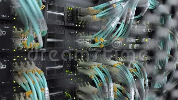 光纤在大数据中心的机架上切断电脑视频中含有噪声视频的预览图