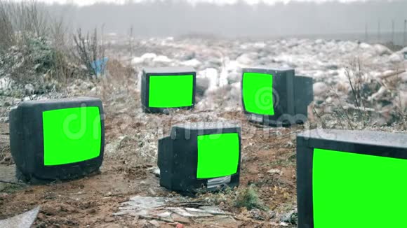 倾倒场地和扔出带绿色屏幕的电视视频的预览图