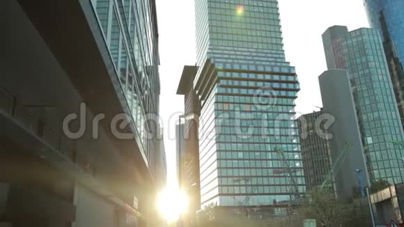 三座美丽迷人的摩天大楼在阳光下闪闪发光视频的预览图