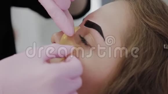 化妆师把一个金色面具放在客户的眼睛下视频的预览图