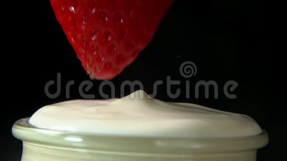 草莓蘸生奶油的特写镜头视频的预览图