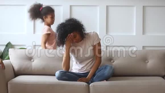 令非洲单身母亲感到不安的是活跃的吵闹的孩子视频的预览图