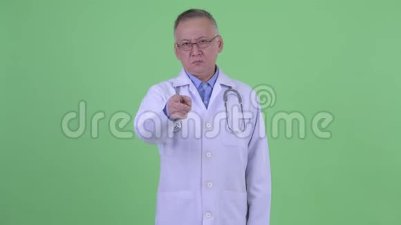 愤怒成熟的日本男医生指着镜头视频的预览图