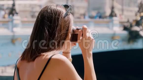 法国女人在巴黎拍照视频的预览图