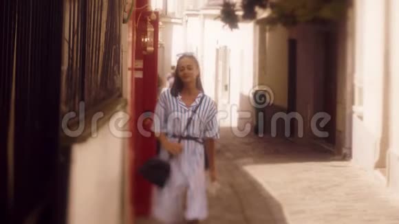 在巴黎的夏日美丽的女孩走在大街上视频的预览图