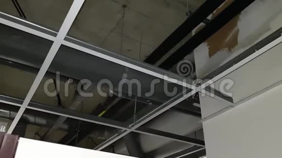 一排排安装在建筑物天花板上的金属管道视频的预览图