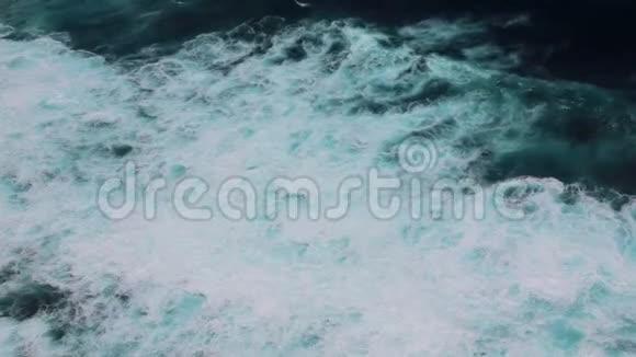 海洋中巨浪飞溅起泡的俯视图晴天印度尼西亚视频的预览图