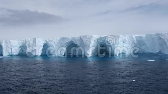 冰山漂浮在南极洲有洞穴视频的预览图