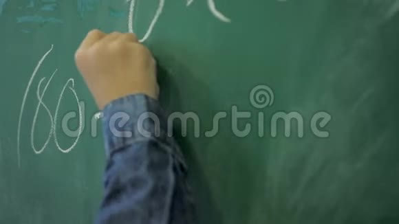 数学黑板手写简单的数学方程视频的预览图