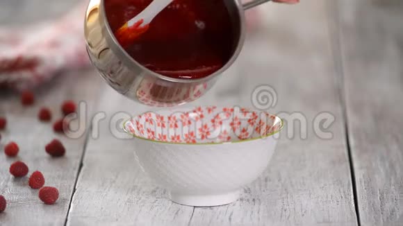 女人把覆盆子果酱倒在碗里视频的预览图