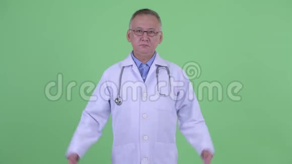 严肃成熟的日本男医生比较视频的预览图