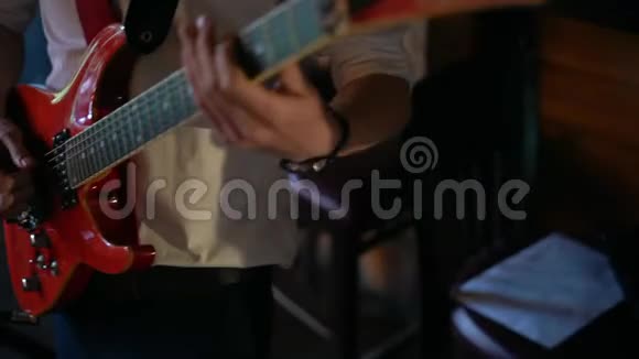 在摇滚音乐会上弹吉他的人漂亮的清漆吉他视频的预览图
