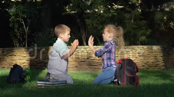 放学后坐在草地上玩拍手游戏视频的预览图