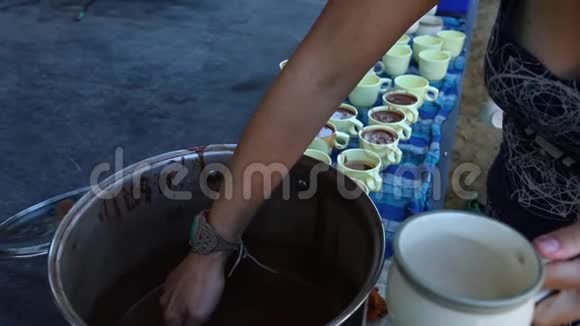 女人手在杯子里倒热巧克力视频的预览图