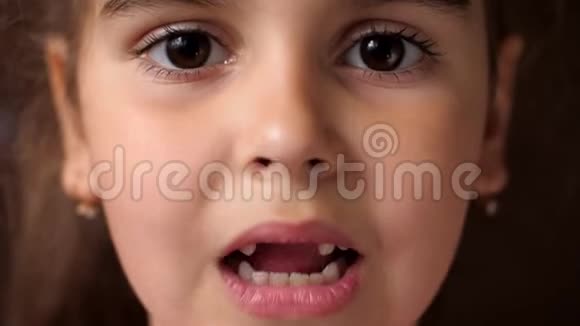 孩子的牙齿敲着他的牙齿开合着他的嘴切根牙这女孩没有露牙关门视频的预览图