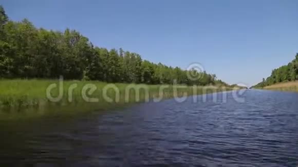 一艘摩托艇沿着河流行驶第一人称景观视频的预览图