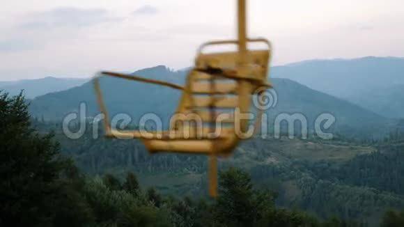 美丽的喀尔巴阡山景观与山谷在黄昏乌克兰大青山空椅子视频的预览图