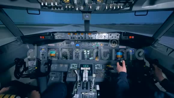 飞机起飞飞行员在驾驶舱视频的预览图
