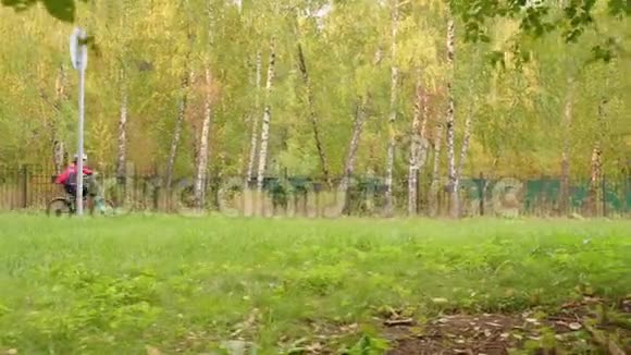 在乡下骑自行车和滑板的男孩多利的镜头视频的预览图