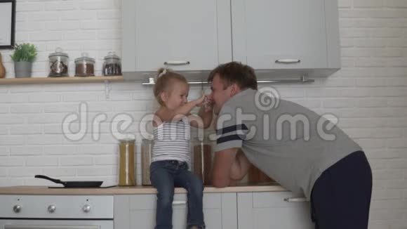 可爱的爸爸和女儿早上在厨房拥抱视频的预览图