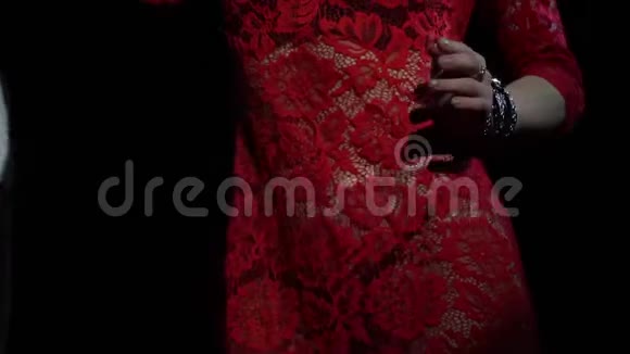 穿红裙子的漂亮女人在舞台上唱着歌灯光闪耀视频的预览图