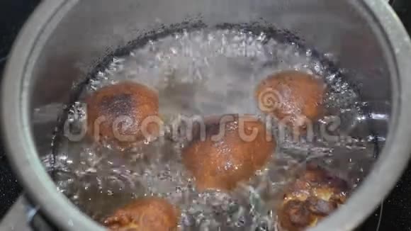 甜甜圈是用葵花籽油煎的视频的预览图