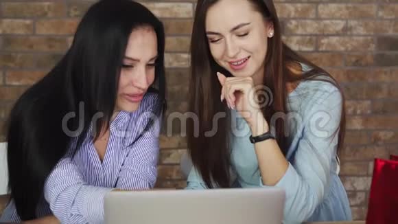 两个女朋友在网上挑选圣诞礼物视频的预览图