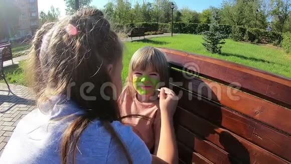 孩子们在脸上涂上水彩妆视频的预览图