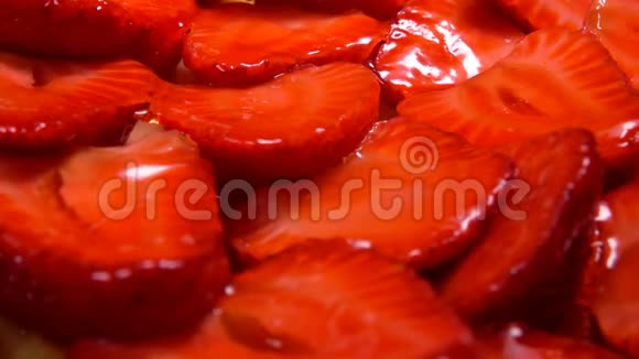 盘子上的草莓派切片超级特写视频的预览图