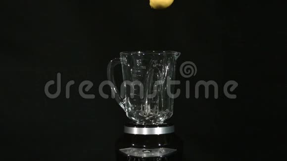 搅拌机里的柠檬视频的预览图