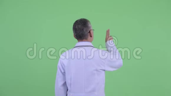 成熟的日本男医生触摸某物的后视图视频的预览图