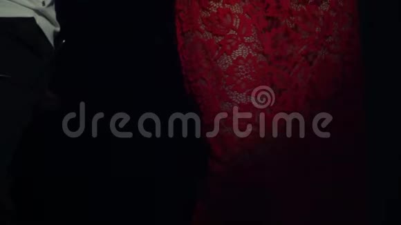 穿着透明衣服的性感女歌手正在台上唱歌特写镜头视频的预览图