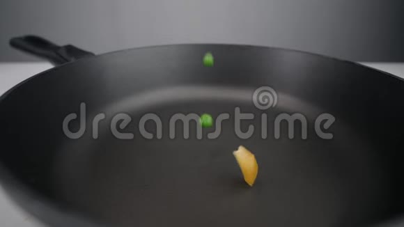 五颜六色的蔬菜混合了青和剁椒慢慢地落在热锅上烹饪了视频的预览图