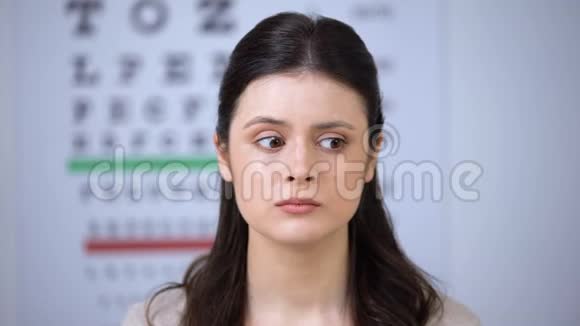 眼科医生给受惊吓的女性患者放置折射器分析视力视频的预览图