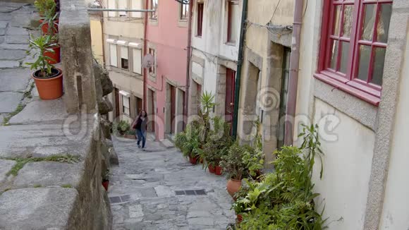 葡萄牙历史街区美丽的小巷视频的预览图