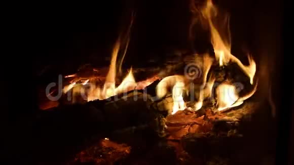 用热煤燃烧木头美丽火焰的刻光视频的预览图