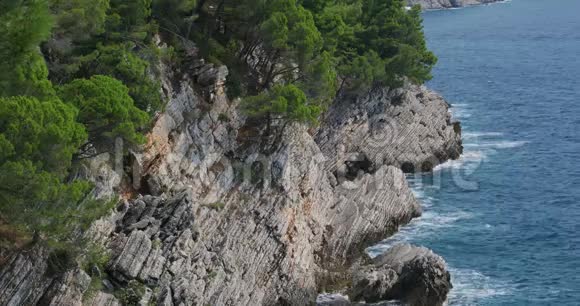 岩石和蓝色波浪状海面俯视图自然背景视频的预览图