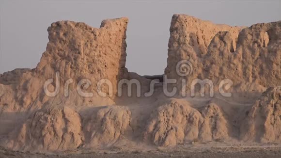 一条穿过乌兹别克斯坦废墟的通道视频的预览图