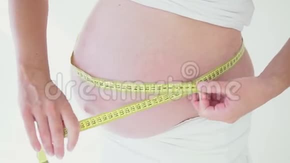 孕妇测量她的腹部视频的预览图