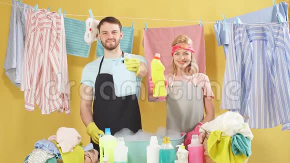 年轻的家庭选择洗涤液洗脏衣服有斑点污渍视频的预览图