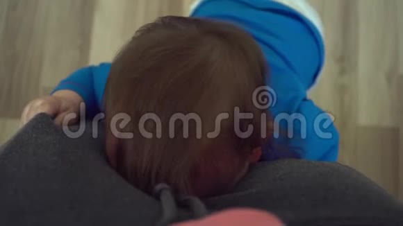 一幅非常情绪化的婴儿肖像的俯视图让母亲腿视频的预览图
