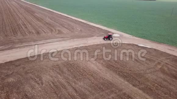 拖拉机骑到农场的顶景视频的预览图