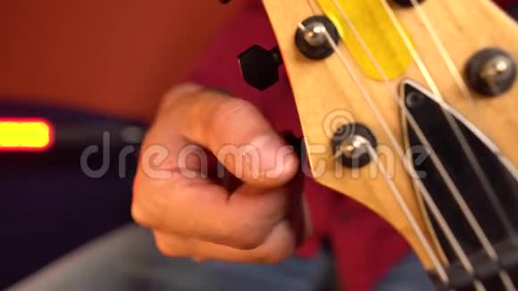 英译汉1男人的手在调吉他视频的预览图