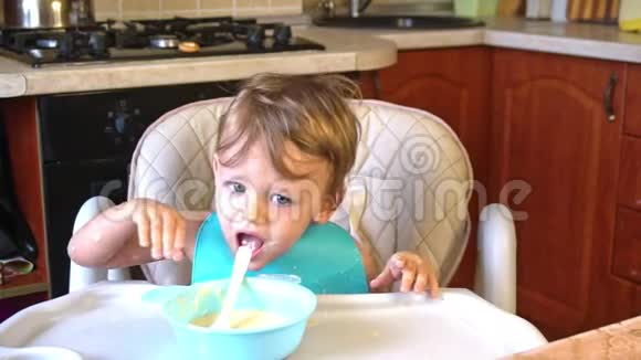 小男孩自己吃被弄脏的粥视频的预览图