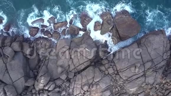 令人叹为观止的绿松石海岸和大石头视频的预览图