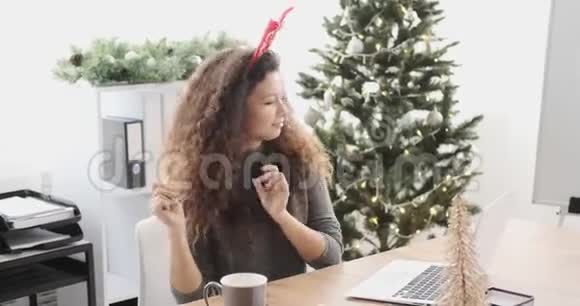 女商人在办公室跳舞庆祝圣诞节视频的预览图