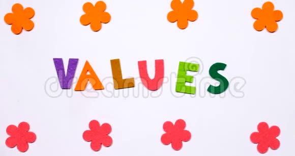 价值观这个词以多种颜色的舞蹈字母书写视频的预览图